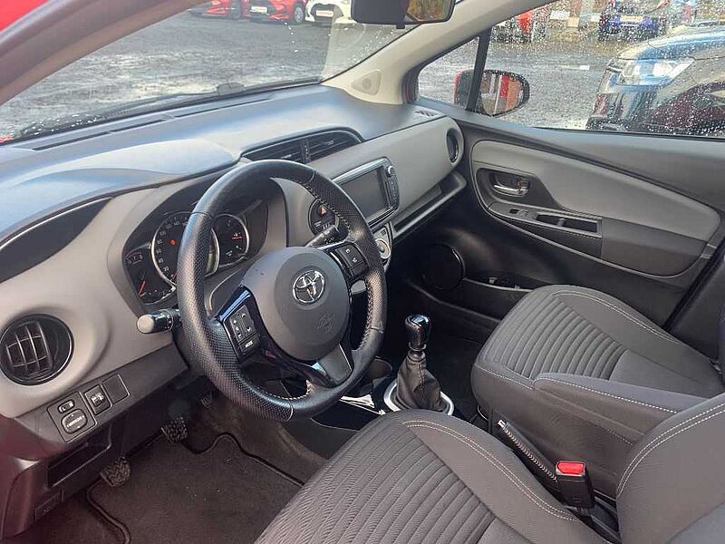 Toyota Yaris 1.33 VVT-i Lounge/Navi 5-Türer+Kamera+LM-Felgen+Allwetterreifen