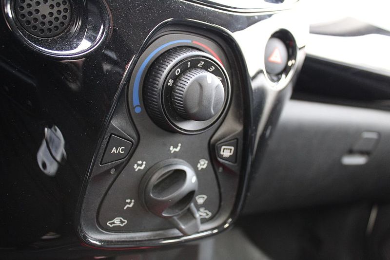 Toyota Aygo x-play touch+Allwetterreifen+Kamera+Klima+
